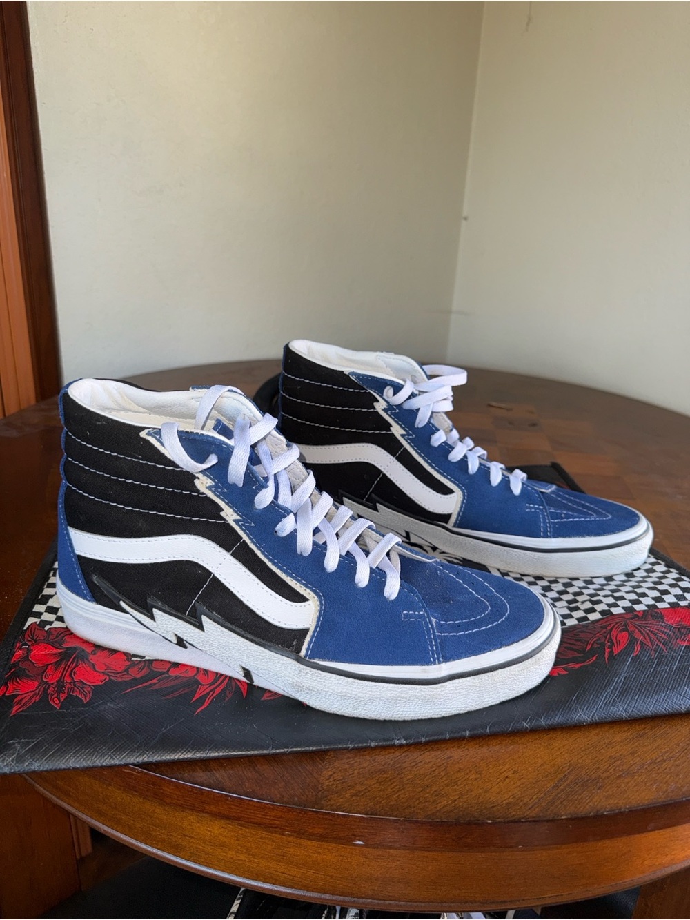 Just in time🦹♂️🧛🏼🧙🏻🎃🎃Vans Blue and Black High-Top with White Stripe